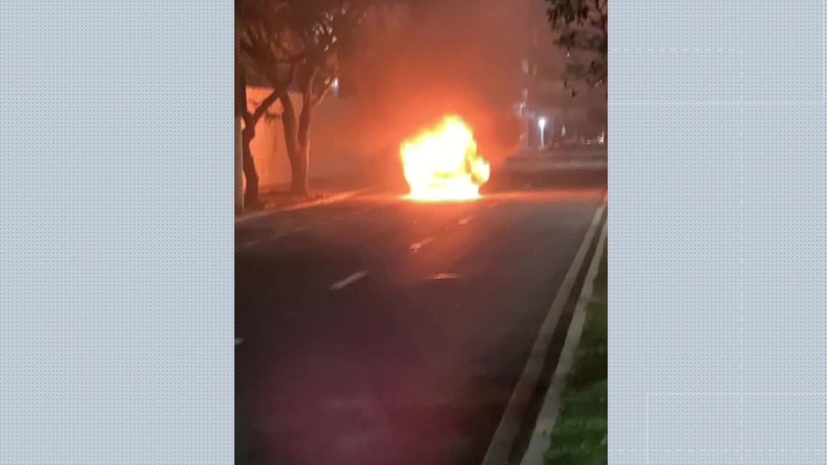 Vídeo carro pega fogo na Avenida Beira Mar em Vitória Espírito