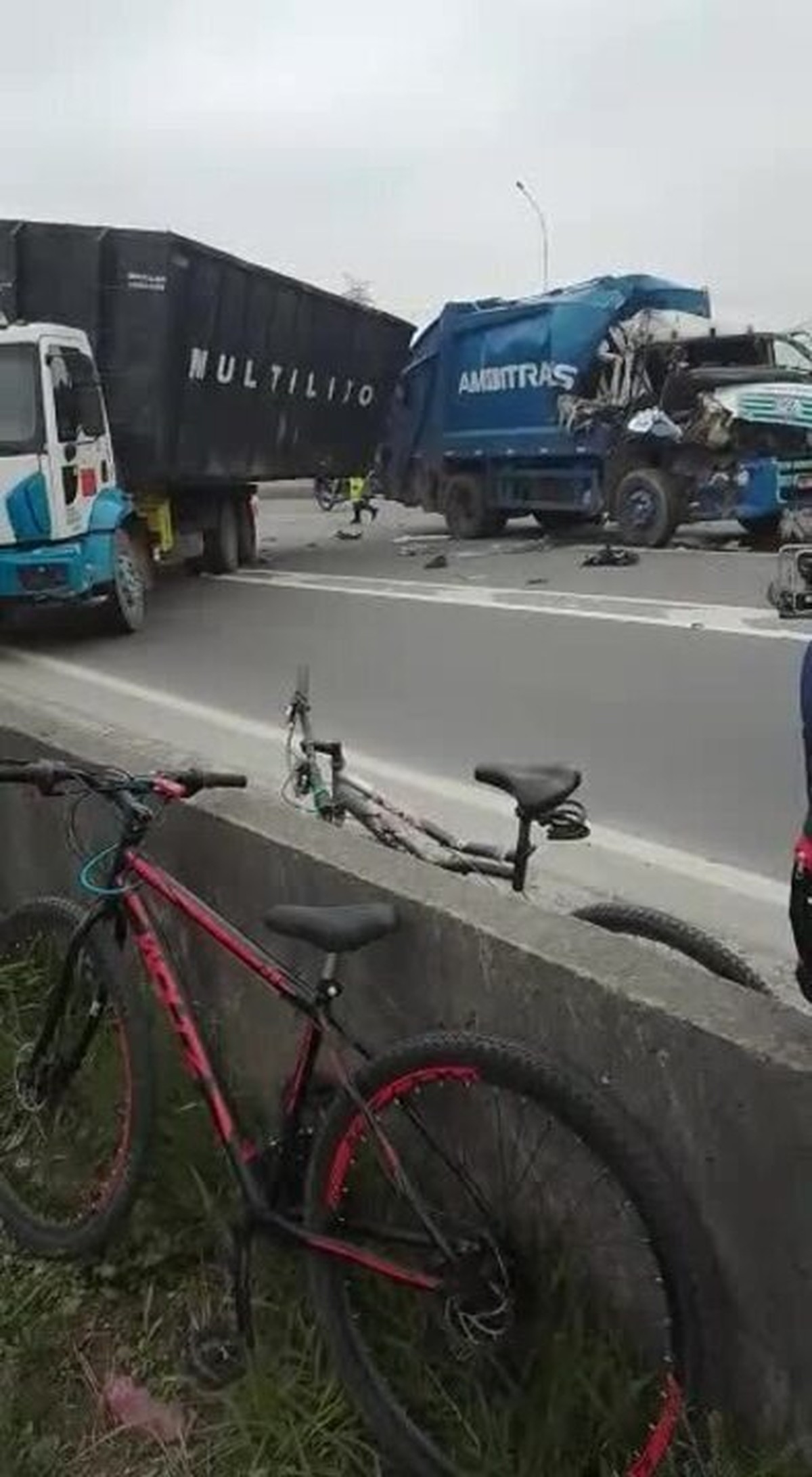 Uma Pessoa Morre E Outra Fica Ferida Ap S Colis O Entre Duas Carretas