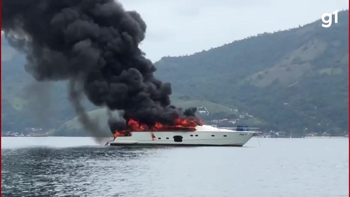 Embarcação pega fogo no mar de Angra dos Reis Sul do Rio e Costa