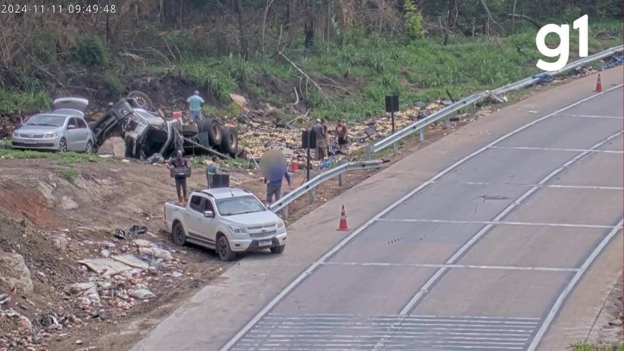 V Deo Grupo Saqueia Carga De Cebola Ap S Carreta Tombar Na Br Em