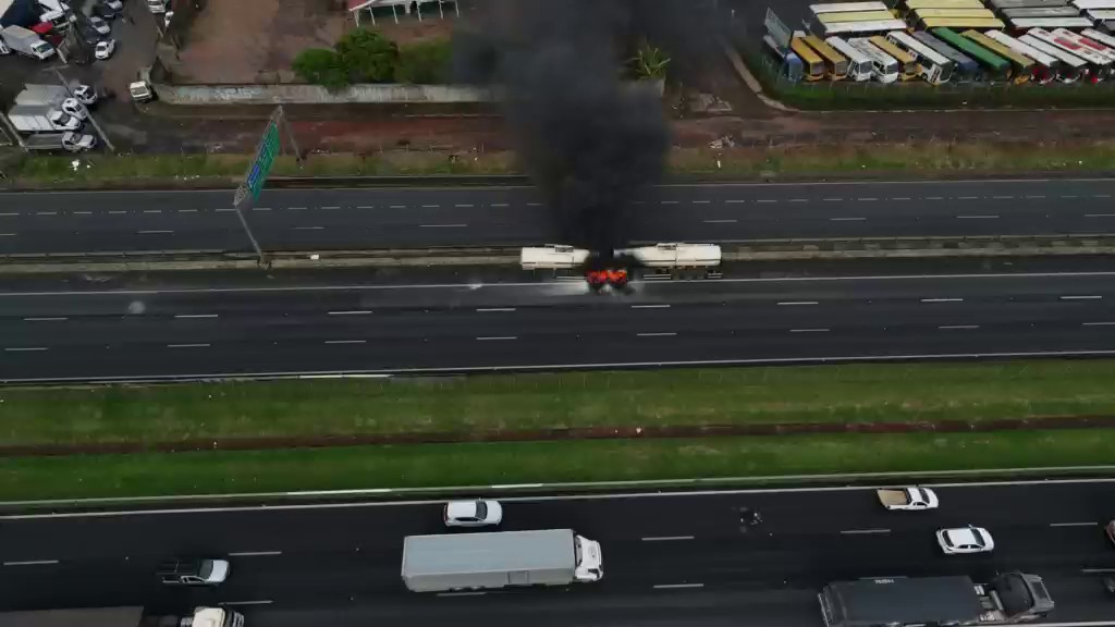 Caminhão-tanque carregado de etanol pega fogo na Rodovia Anhanguera, em Sumaré