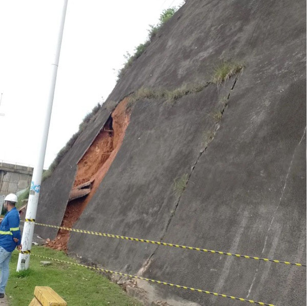 Geomanta de encosta cede e tráfego é parcialmente suspenso na Av. Paralela, em Salvador — Foto: Reprodução/Transalvador