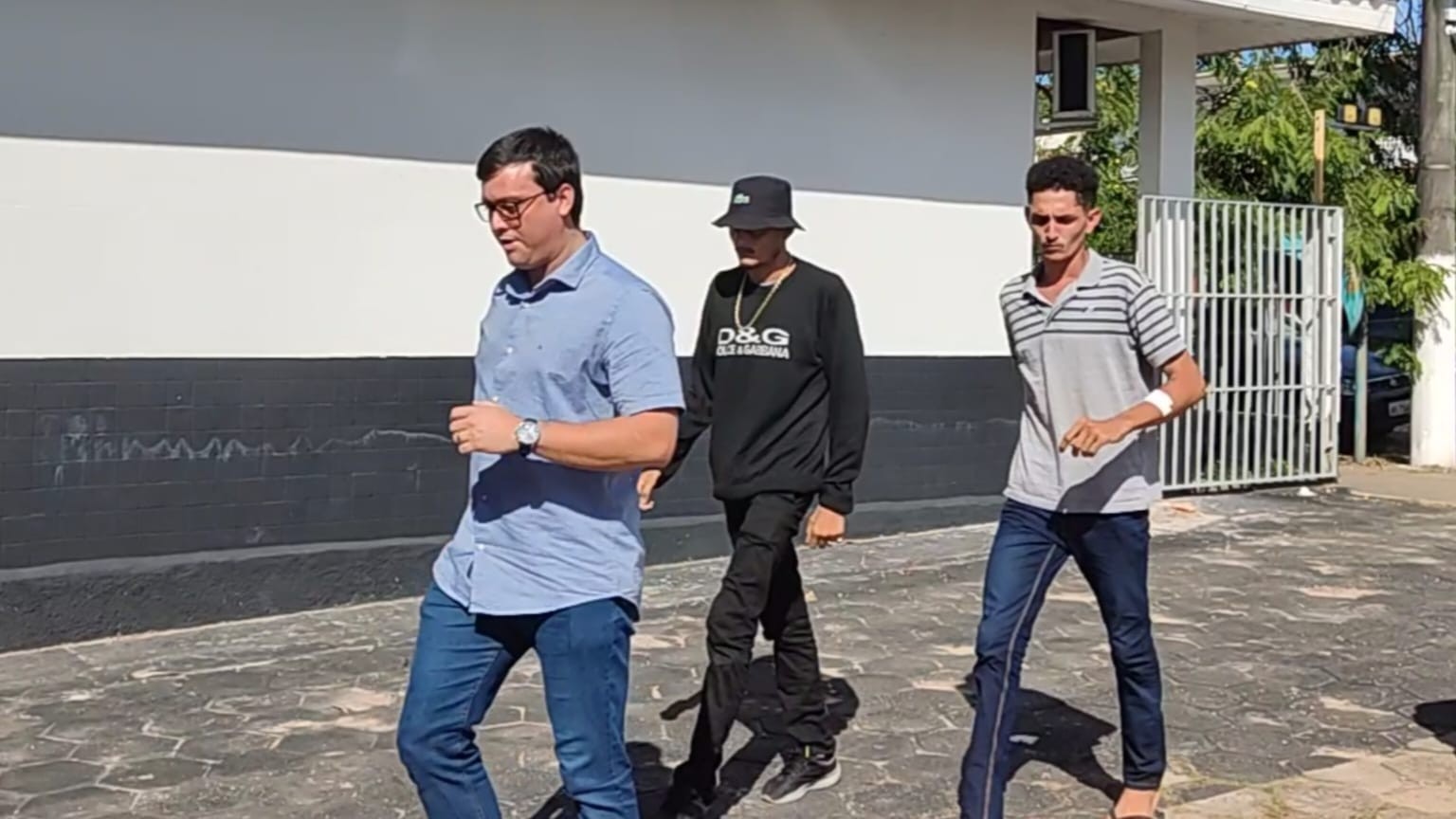 Irmãos suspeitos de duplo homicídio na comunidade Cipoal são apresentados na delegacia