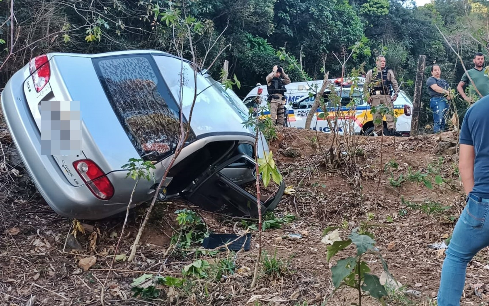 Idosa de 90 anos morre e outras duas ficam em estado grave após carro perder freio e capotar em Poços de Caldas, MG