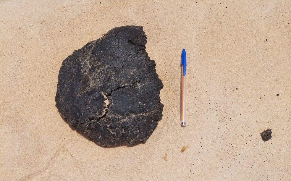 Defesa Civil usa caneta para demonstrar tamanho de pelota encontrada em praia de Natal — Foto: Defesa Civil de Natal