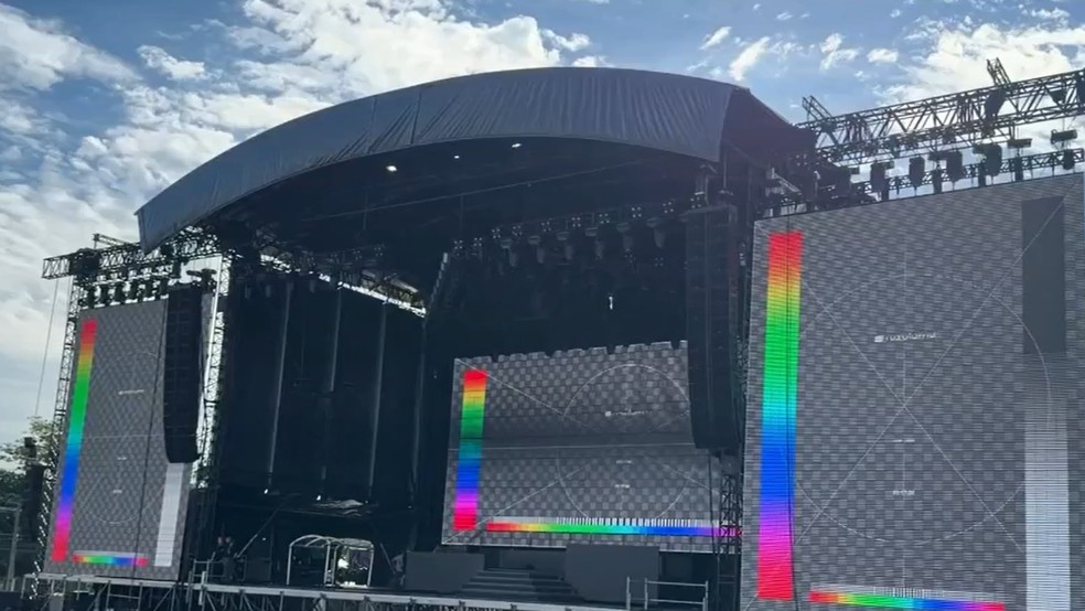 Montagem do palco para o show do Guns N'Roses no Recinto de Exposições em São José do Rio Preto (SP) — Foto: TV TEM/Reprodução