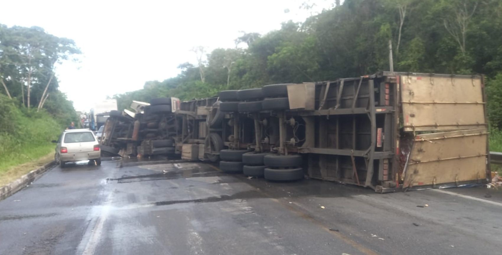 Carreta tomba e bloqueia trânsito na BR-101 em Cristinápolis