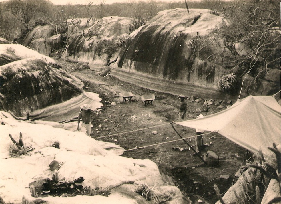 Escavação dos tanques naturais de Itapipoca em 1961 por equipe do Museu Nacional do Rio de Janeiro — Foto: Francisco de Alencar