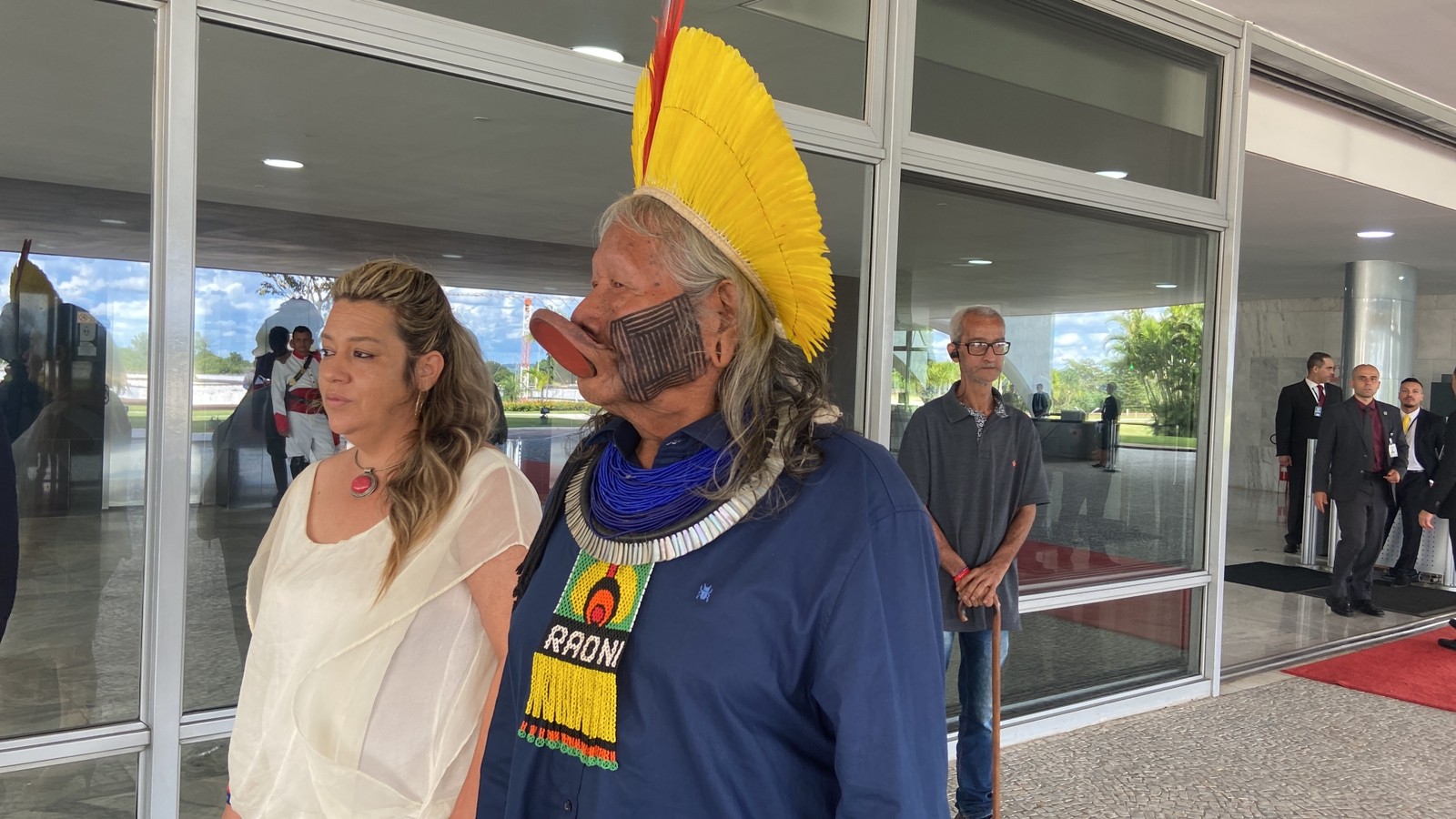 Cacique Raoni e outros 7 representantes civis sobem rampa com ...