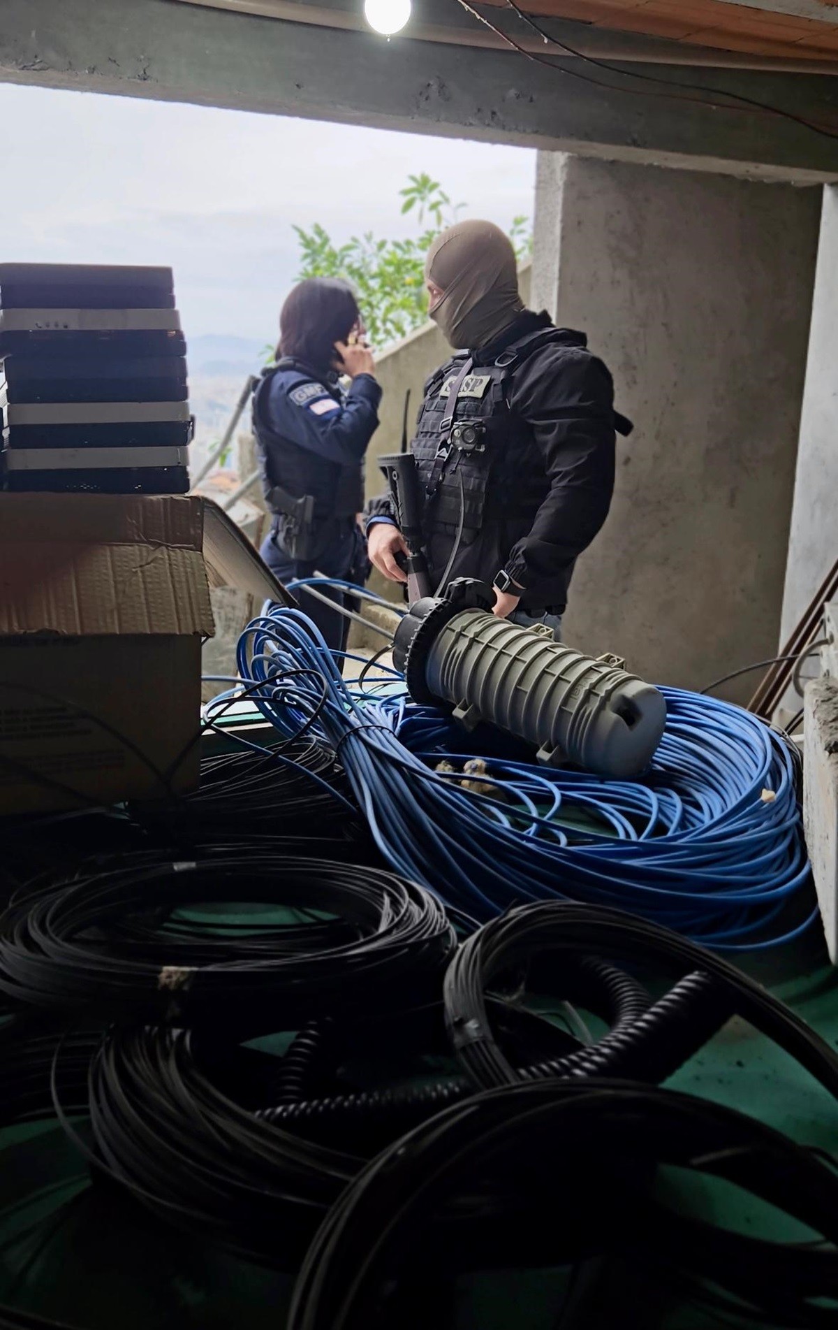 Operação contra ‘gatonet’ desmantela centro clandestino de distribuição em morro de Florianópolis; VÍDEO