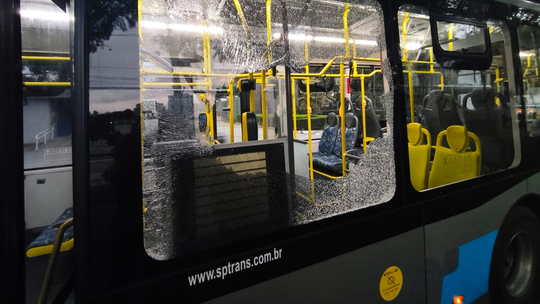 É #FAKE comunicado sobre uso obrigatório de capacete em ônibus de São Paulo - Publicações com 'comunicado' falso circulam em meio a ataques contra ônibus na Grande São Paulo. Ao Fato ou Fake, Prefeitura de São Paulo desmentiu essa obrigatoriedade.