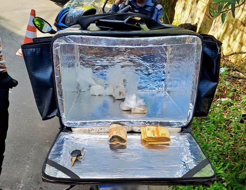 Motociclista é preso com drogas e dinheiro dentro de bolsa de delivery durante fiscalização em Manaus