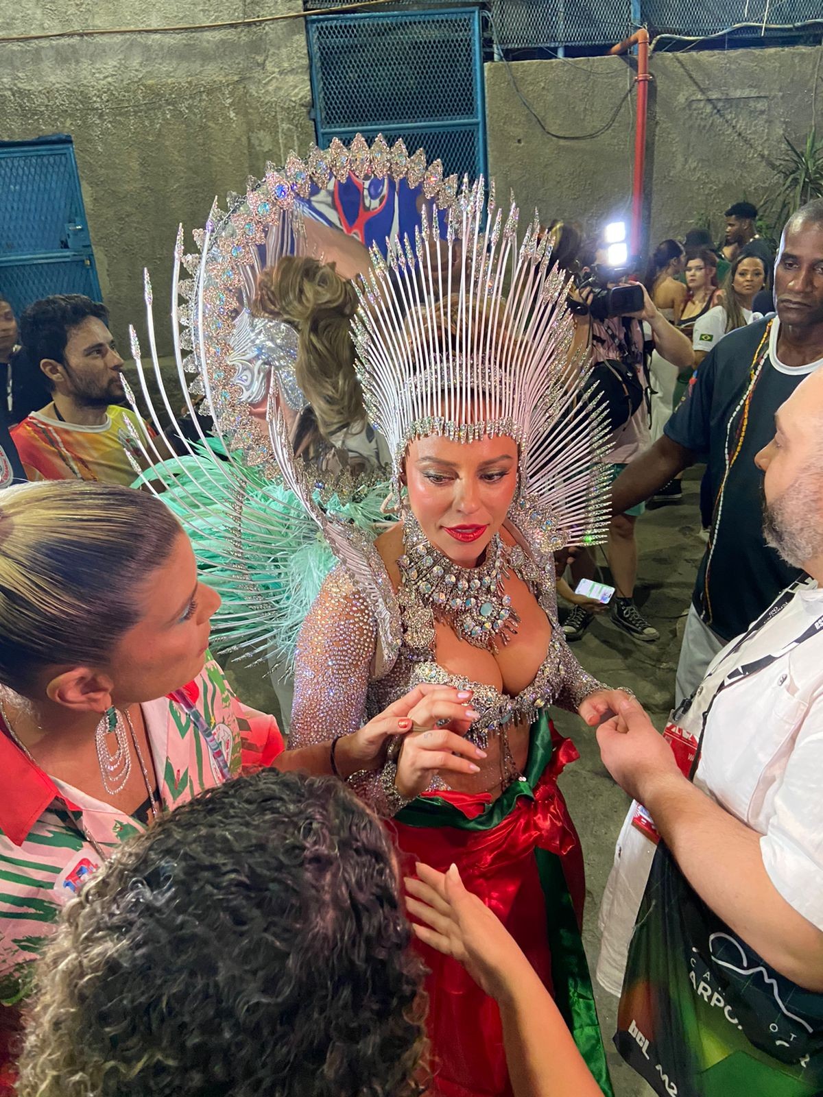 Paolla Oliveira vem de 'Lua Encantada' em seu último desfile como rainha de bateria da Grande Rio