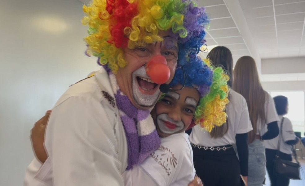 Avô e neta dividem nariz de palhaço e semeiam corrente de solidariedade no Fórum de Alegria em Saúde de Jaú (SP) — Foto: Paulo Piassi/g1