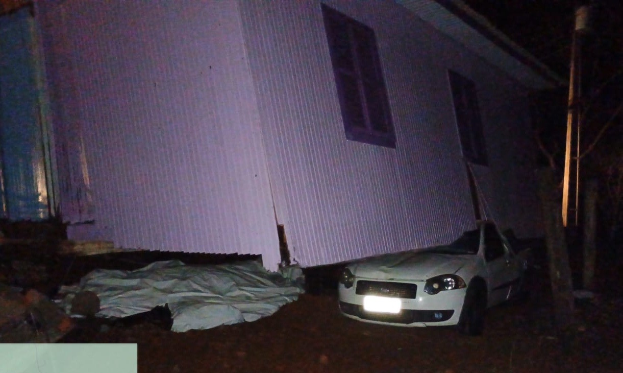 Casa é arrancada pelo vento e vai parar em cima de carro durante temporal em SC; FOTOS