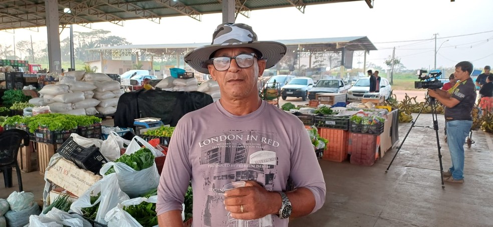Elias Vieira Thomaz, produtor rural, teve que baixo nível do Rio Acre tem dificultado o transporte de hortifrúti para vender em Rio Branco — Foto: Murilo Lima/Rede Amazônica