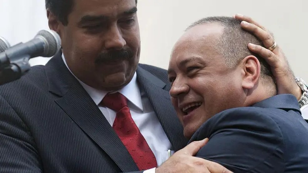Apesar das muitas especulações sobre sua suposta rivalidade, Cabello declarou que ele e Maduro são 'irmãos', por serem ambos 'filhos de Chávez'. — Foto: GETTY IMAGES via BBC