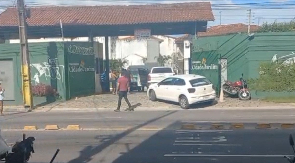 Homem morre após ser baleado em frente a condomínio de luxo, em Belém