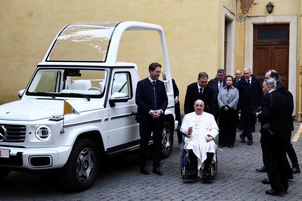 Novo 'papamóvel' é recebido pelo papa Francisco, no Vaticano. — Foto: Reuters