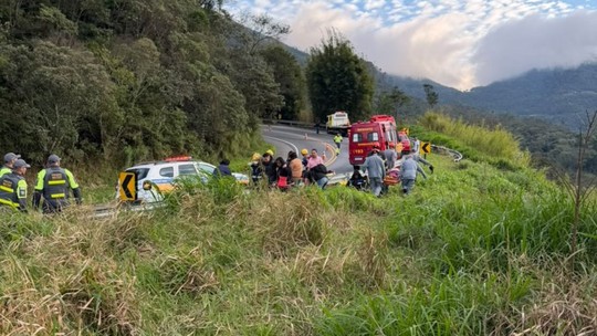 Ônibus cai em ribanceira e deixa 5 mortos em Cruzeiro (SP)