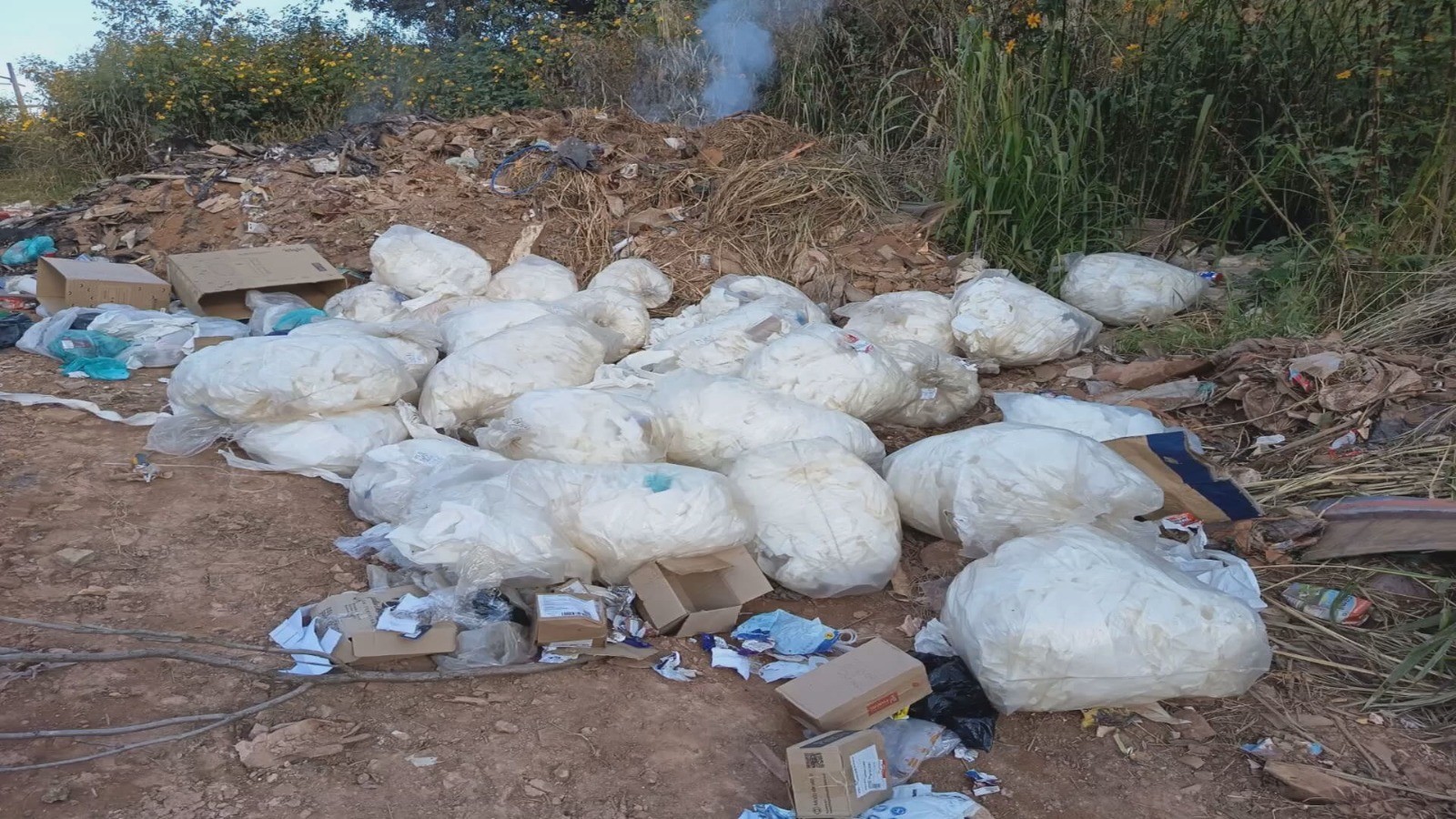 DF Legal multa fábrica em  R$ 30 mil por descarte irregular de lixo no Gama 
