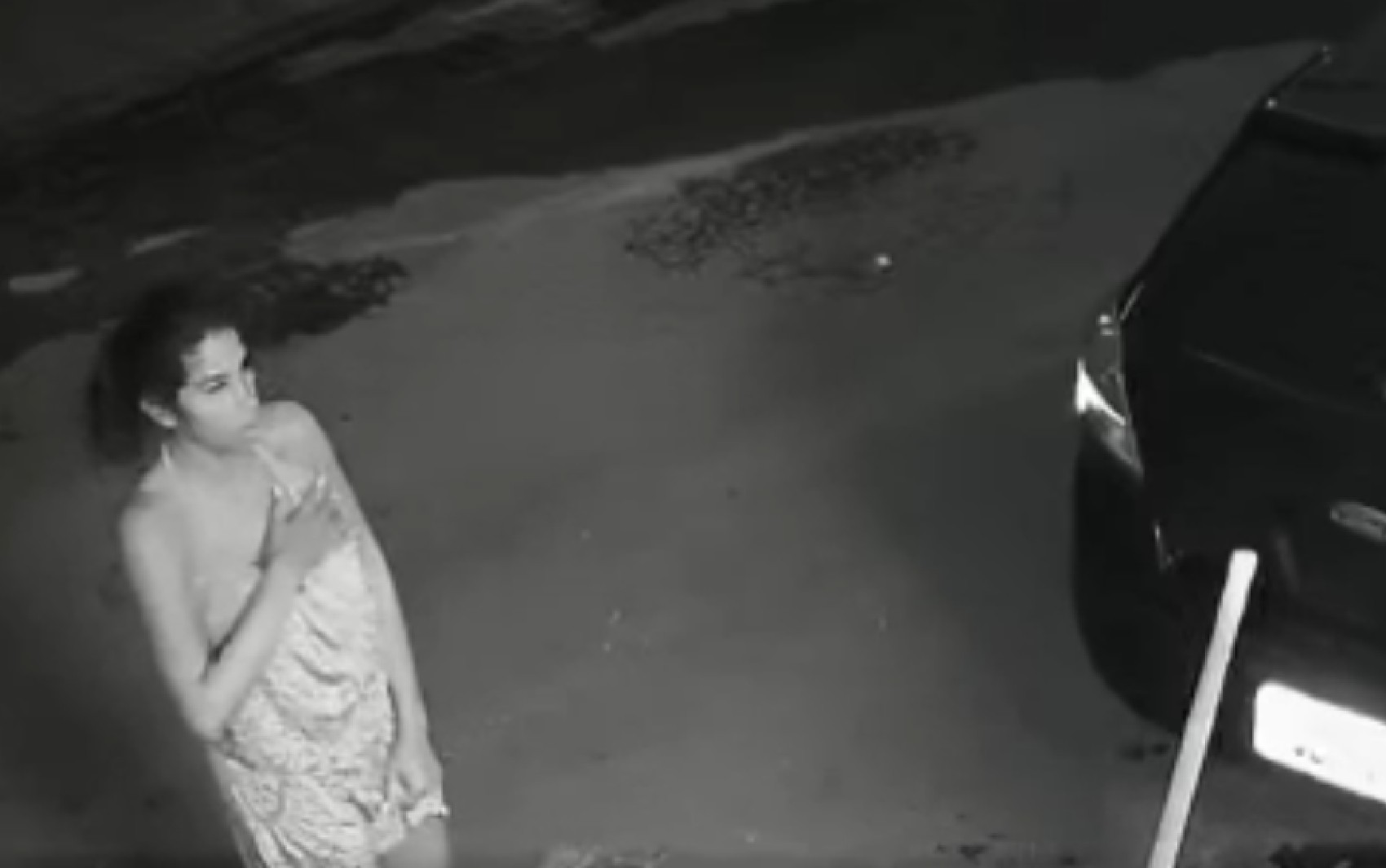 Novo vídeo mostra quando Jennifer Nayara vai até casa invadida por policiais e descobre que ela era alvo de mandado
