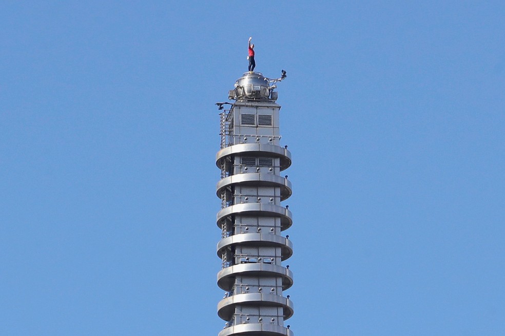 O alpinista americano Alex Honnold após escalar o arranha-céu Taipei 101, em Taiwan, em 25 de janeiro de 2026. — Foto: Foto AP/Chiang Ying-ying