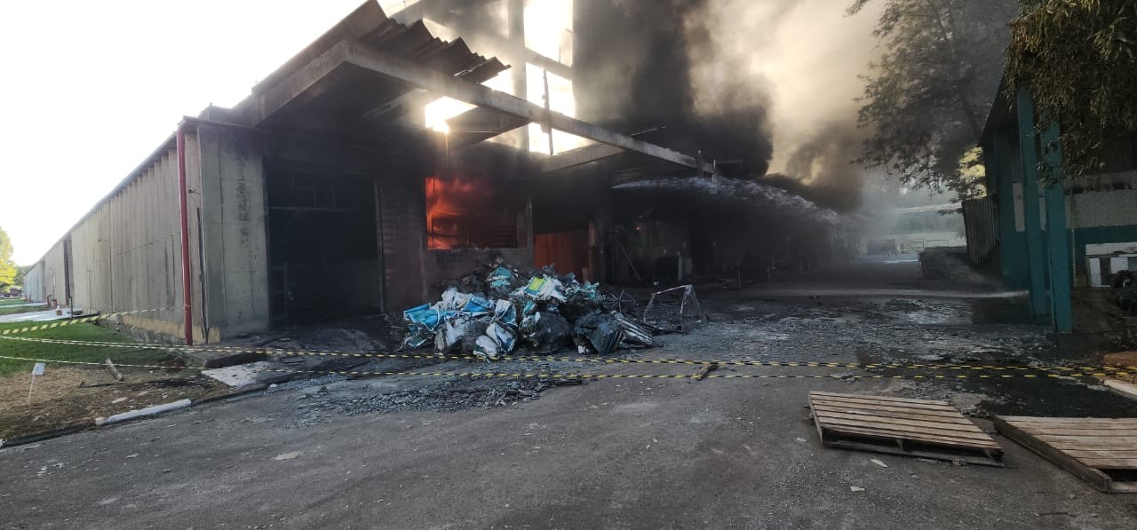 Fogo destruiu 2.500m² de empresa de ração em Boituva
