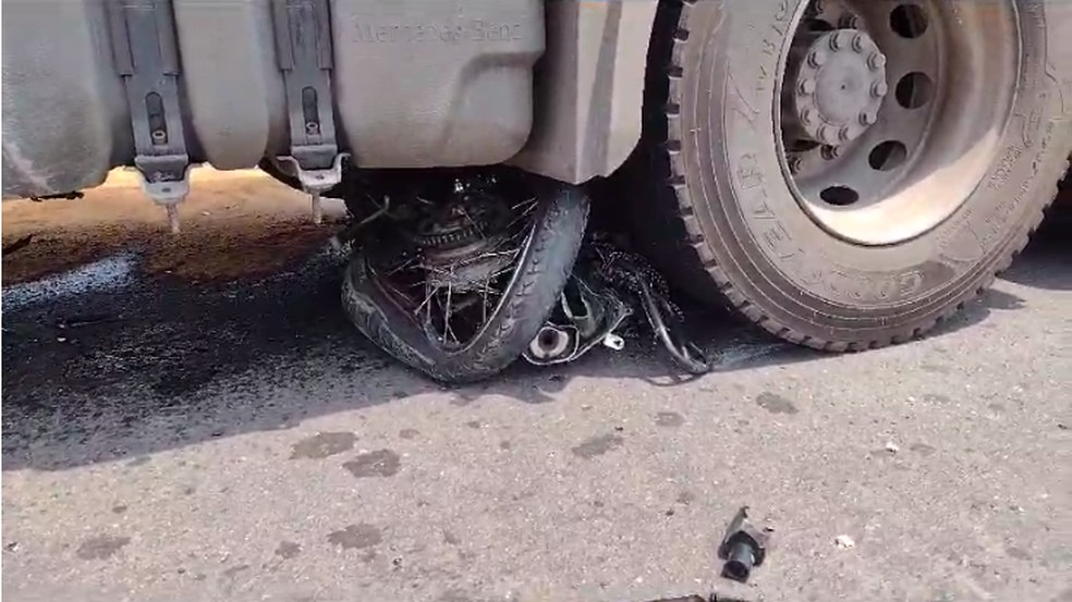 Moto foi esmagada por caminhão — Foto: Claudemir Macedo/TV Anhanguera