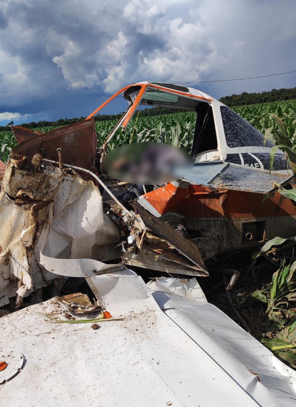 Piloto foi encontrado morto — Foto: Corpo de Bombeiros