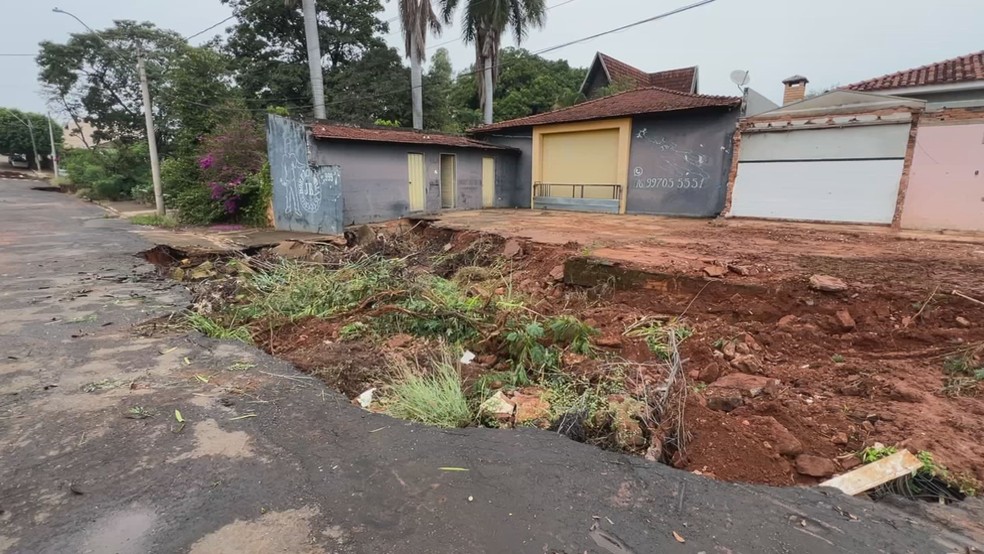 1 de 2
Crateras mant&ecirc;m avenida interditada h&aacute; um ano e seis meses em It&aacute;polis &mdash; Foto: TV TEM/Reprodu&ccedil;&atilde;o