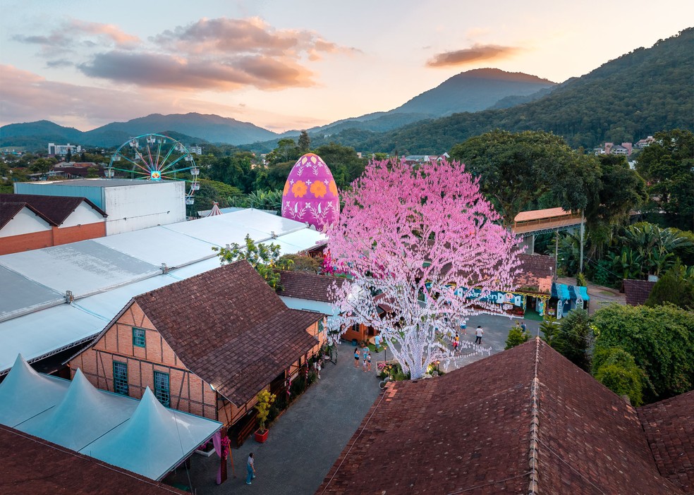 Osterbaum, a árvore de Páscoa, e o ovo decorado gigante na Osterfest, em Pomerode, SC — Foto: Daniel Zimmermann/Divulgação
