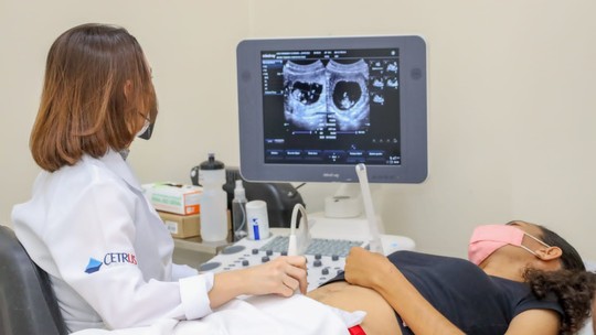 Meninas de 12 a 19 anos vão ao ginecologista 18 vezes mais que os meninos vão ao urologista - Na faixa de 12 a 18 anos, os atendimentos ginecológicos superam em 18 vezes as consultas urológicas; especialistas alertam para riscos de automedicação e ISTs entre adolescentes.