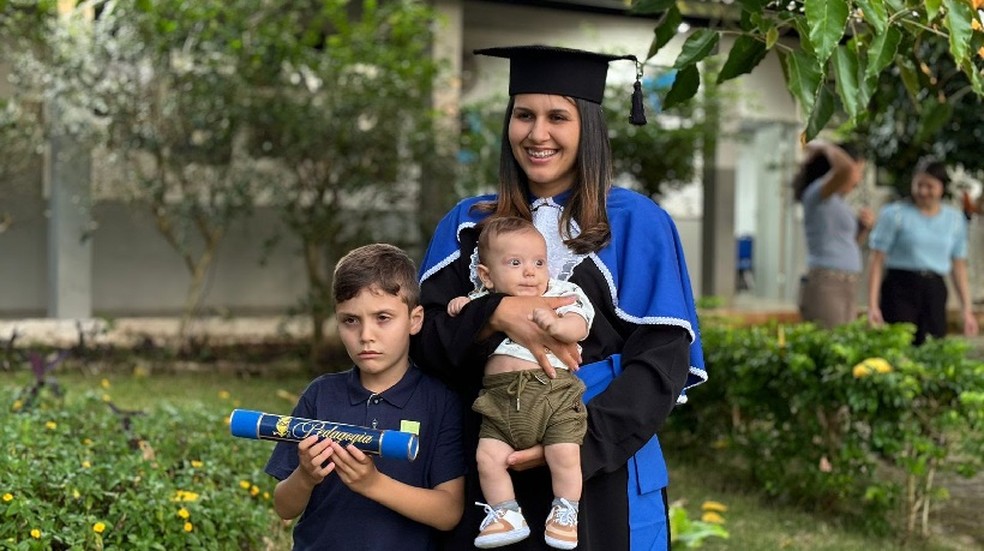 Dois filhos de Wythoria participaram da colação de grau da mãe — Foto: Ascom/Uneal