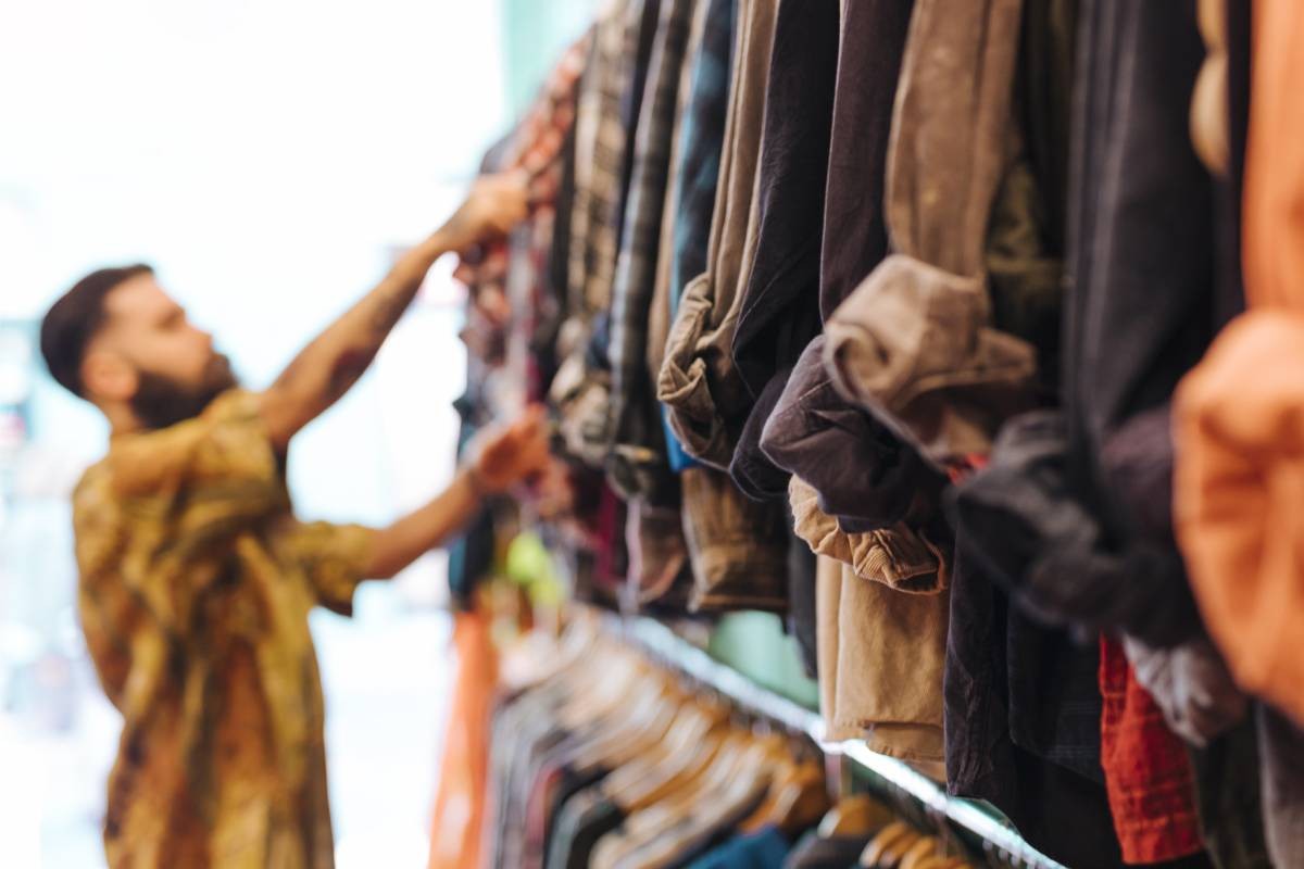 Bazar em Maringá tem peças de roupas com preços entre R$ 2 a R$ 60; veja como participar