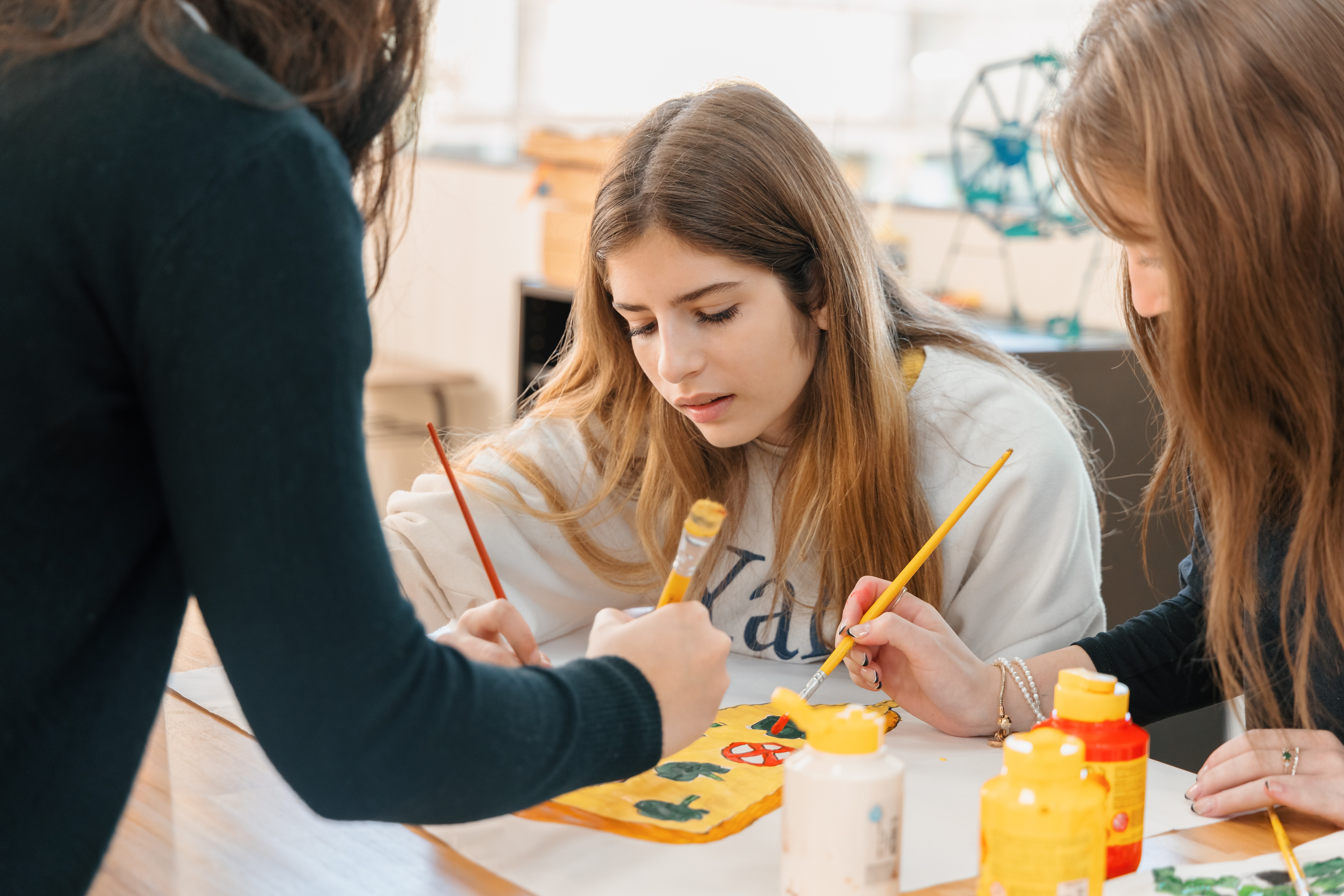 Como a escola pode ir além do currículo tradicional e transformar vivências em repertórios que desenvolvem cidadãos globais? 