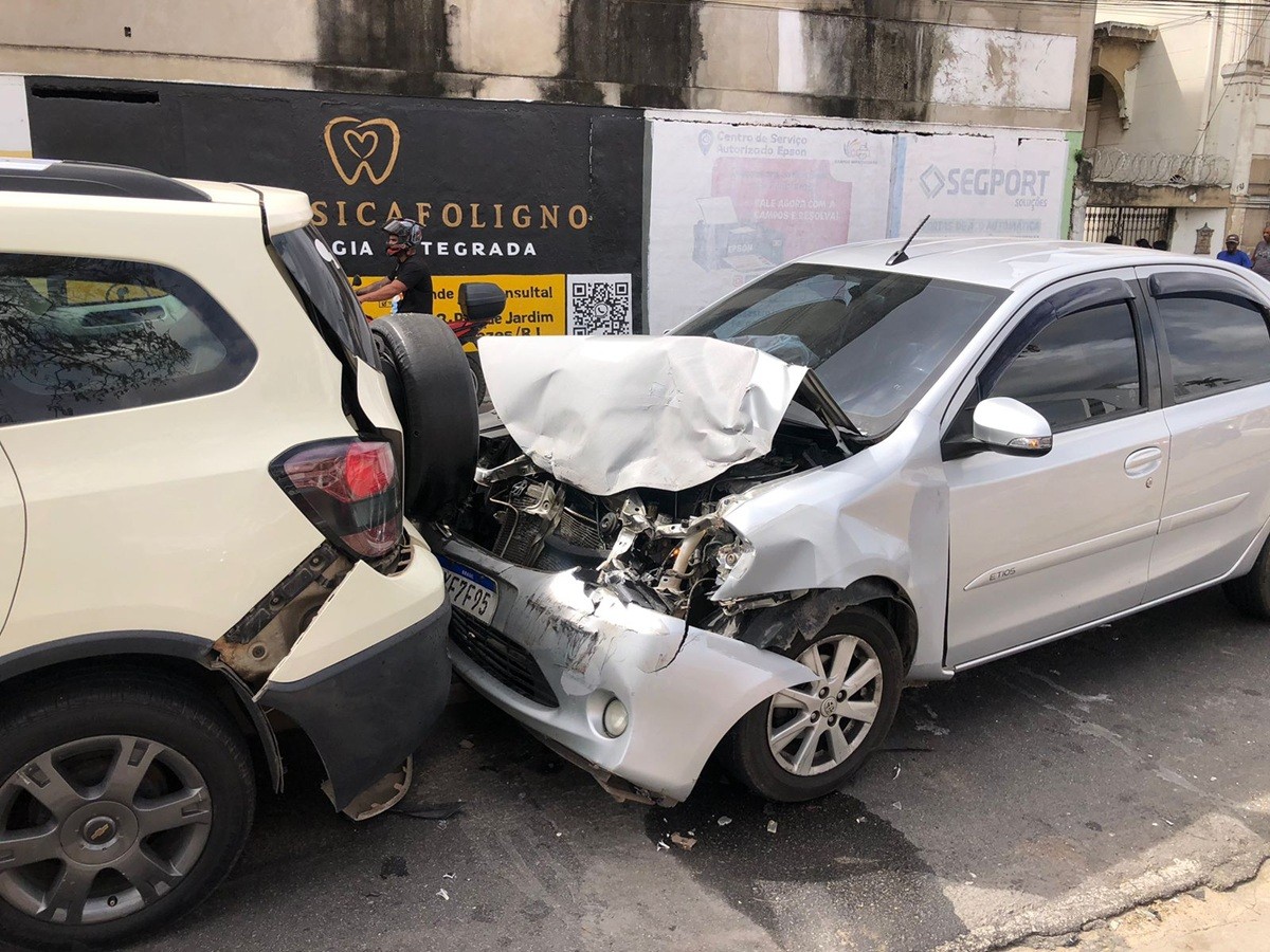 Motorista alcoolizada provoca engavetamento com três carros em Campos