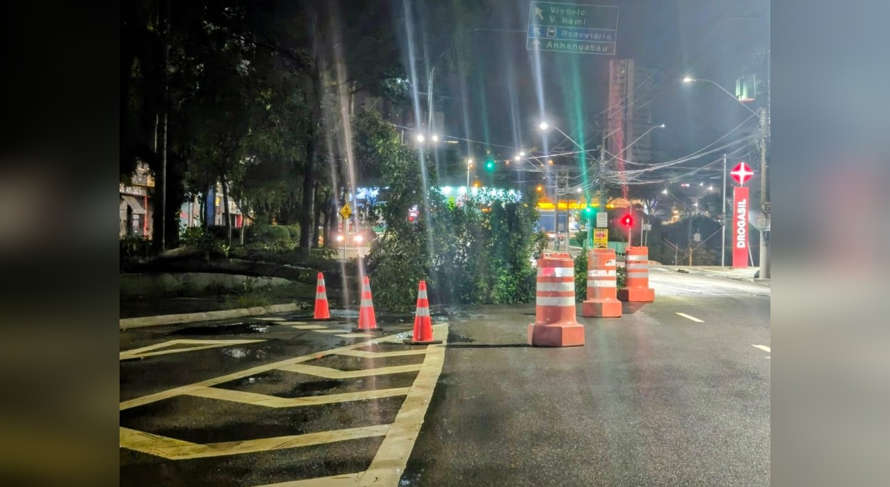Chuva forte causa estragos e mobiliza equipes da Defesa Civil na região de Jundiaí 