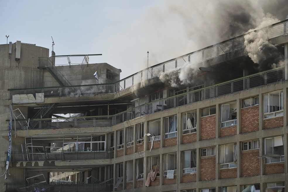 Fachada de hospital de Israel atingido por míssil do Irã — Foto: Leo Correa/AP