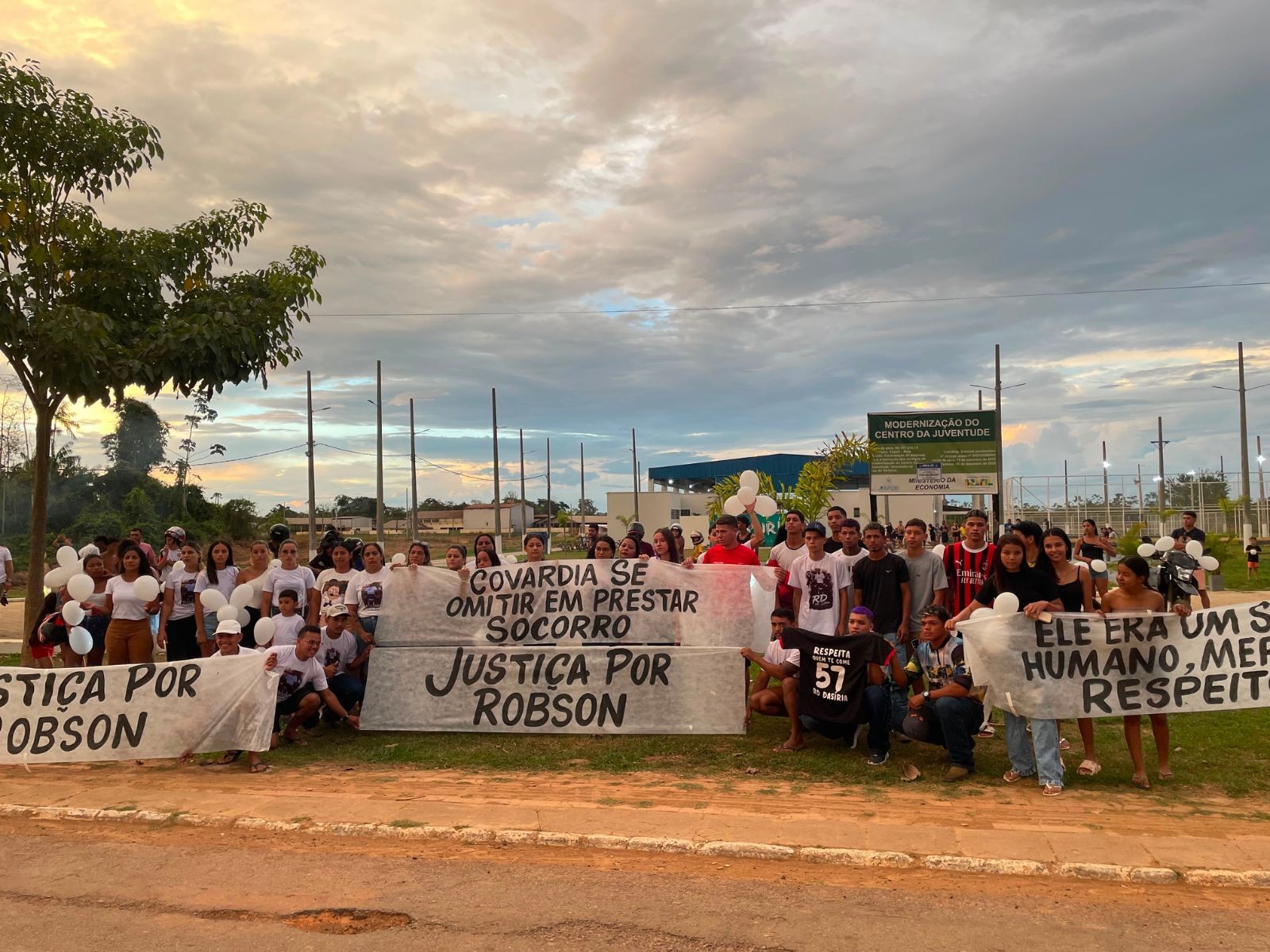 Família de motociclista morto após colisão com caminhonete protesta no AC: 'Nossa mãe vive chorando'