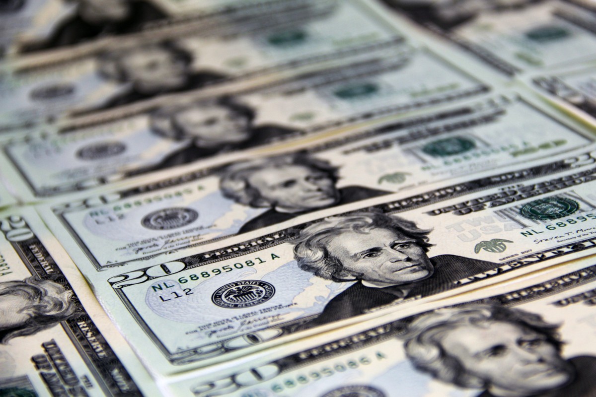 Dólar opera com volatilidade e negocia perto dos R$ 5 