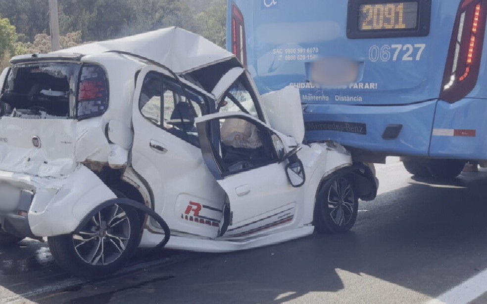  Imagens mostram ainda que o vidro da parte traseira do carro quebrou, após ser prensado pelos dois ônibus. — Foto: Reprodução/TV Anhanguera