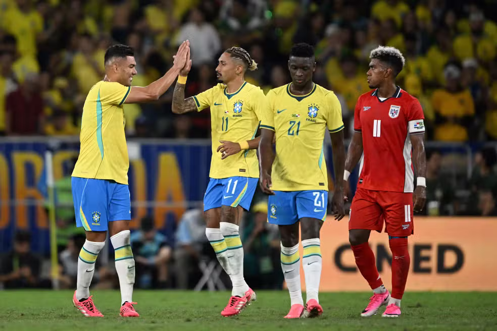 Casemiro, Raphinha e Luiz Henrique durante a goleada do Brasil por 6 a 2 contra o Panamá — Foto: Mauro Pimentel/AFP