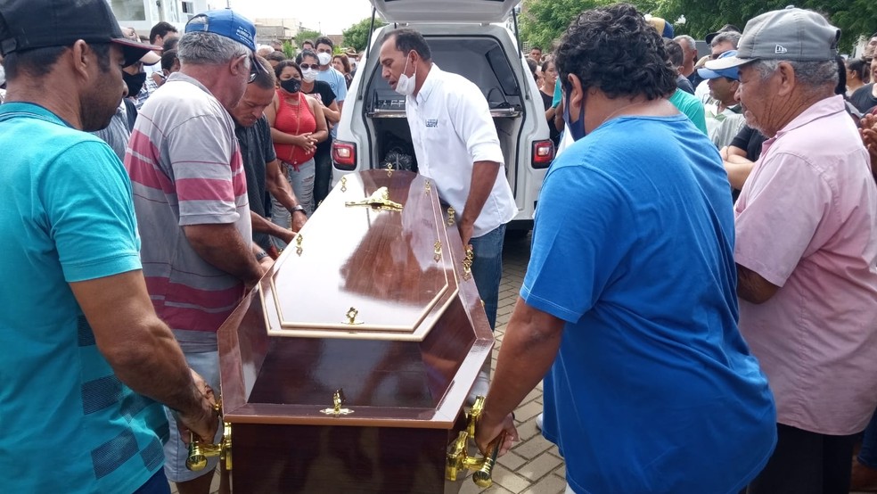Corpo de vereadora morta a tiros é enterrado em Monteiro, PB; ex-marido  segue foragido | Paraíba | G1