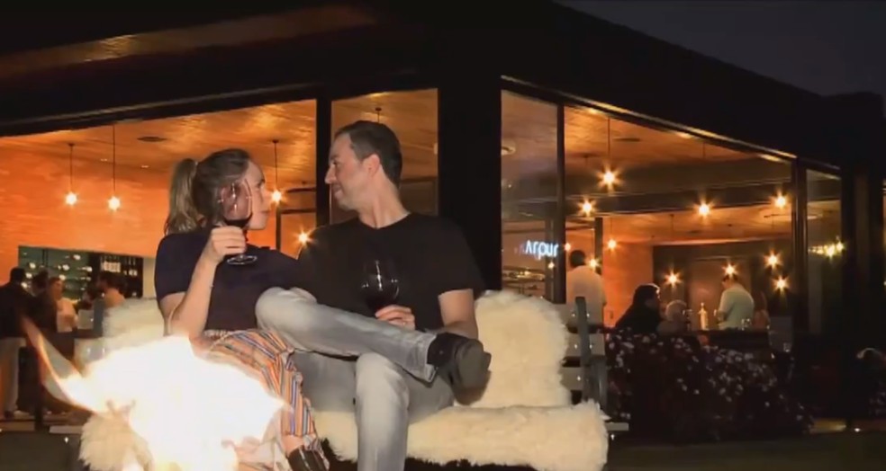 Casal visita a fazenda em Uberaba, onde conhece o processo de produção e tem experiência de harmornização de vinhos com a culinária mineira. — Foto: TV Integração/Reprodução