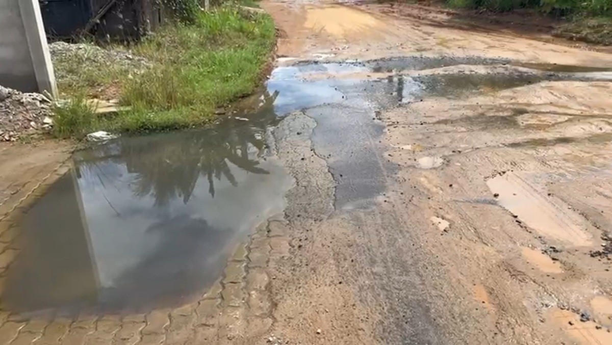 Moradores denunciam ruas com buracos e esgoto a céu aberto em Itaperuna