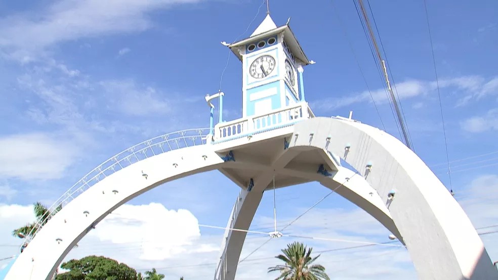Relógio no centro de Pereira Barreto (SP) é um destes monumentos orientais — Foto: Reprodução/TV TEM
