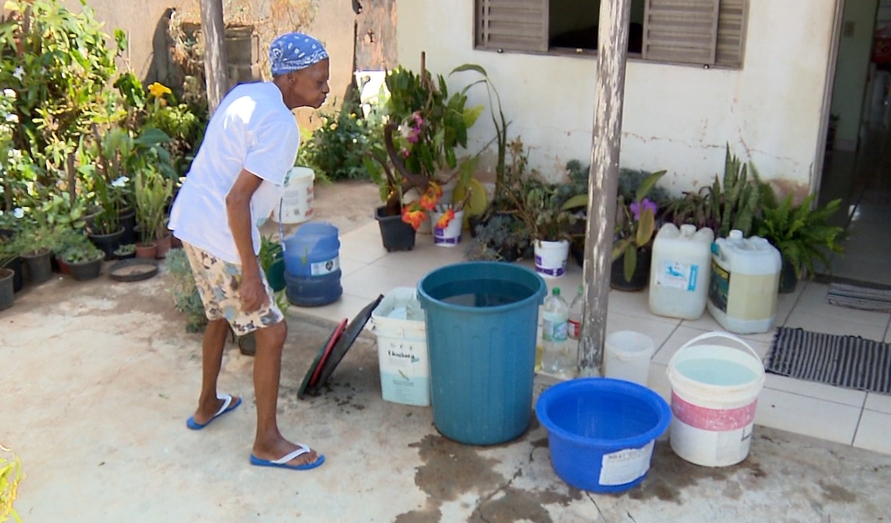 Racionamento faz moradores terem água em casa por apenas 4 horas por dia em Lavras, MG