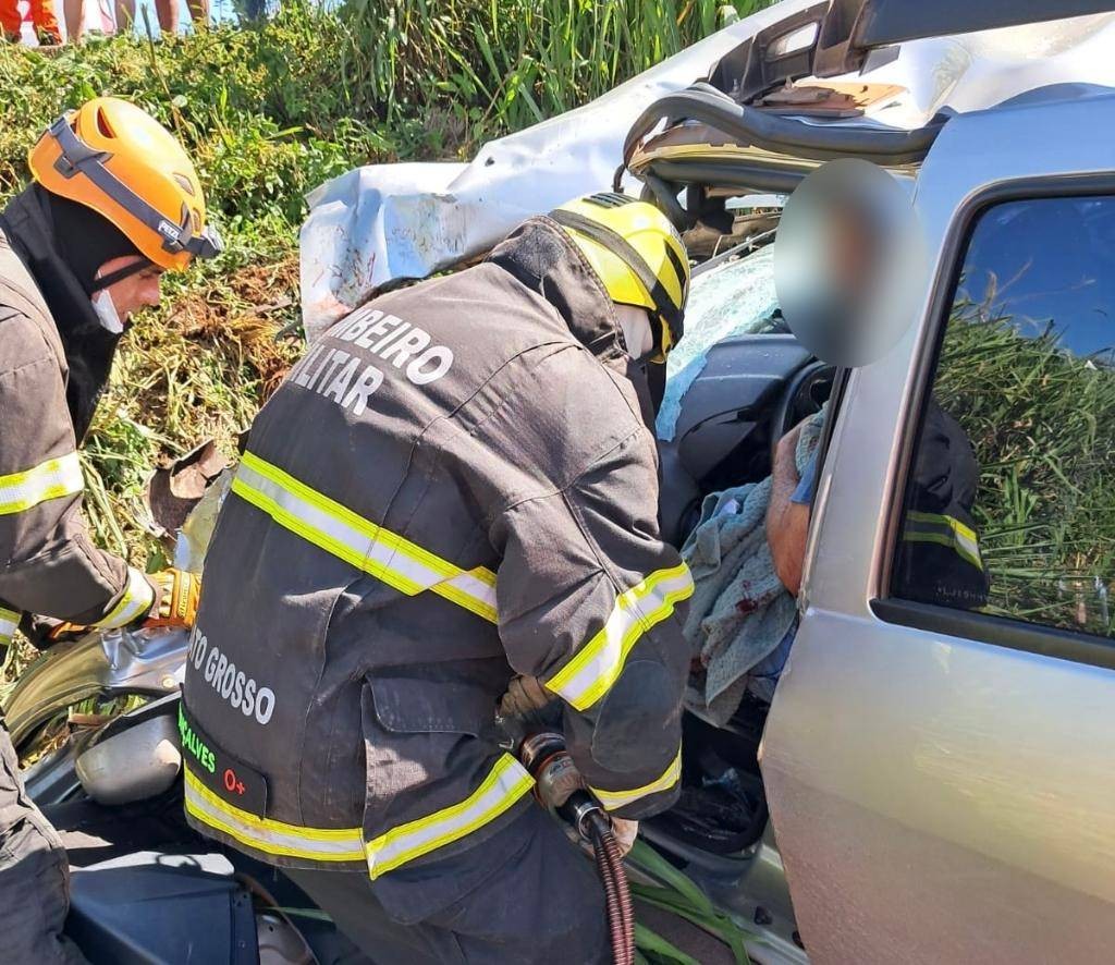 Batida entre carro e furgão-baú deixa 4 feridos em rodovia de MT