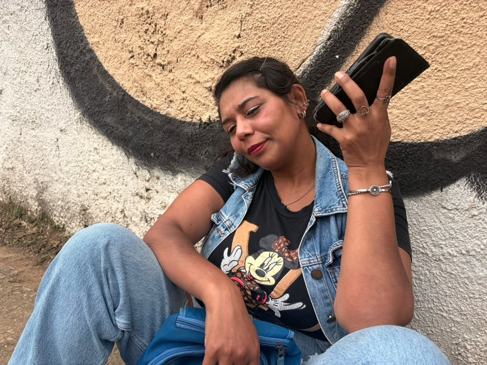 A professora Érica Santos esteve na frente do cemitério de Sorocaba para prestar homenagem ao Rick — Foto: Beatriz Pereira/g1